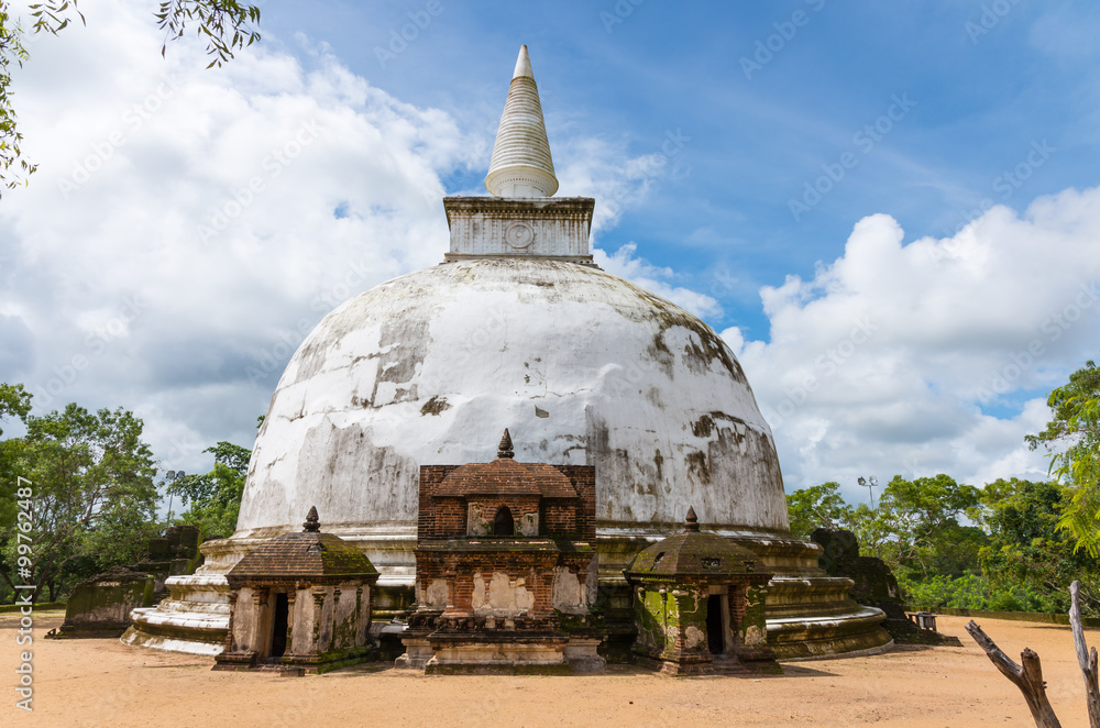 Stupa Kiri Vihara in Polonnaruwa