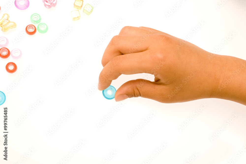 ビーズを集める子供の手 ビーズを集める子供の手