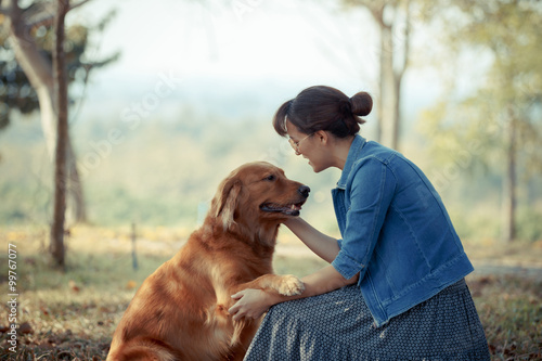 Obraz na płótnie Beautiful woman with a cute golden retriever dog w salonie