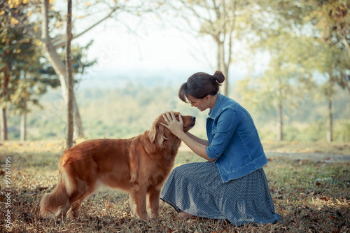 Obraz na płótnie Beautiful woman with a cute golden retriever dog w salonie