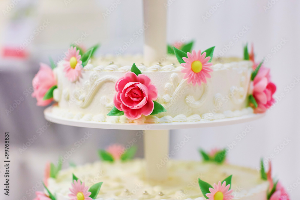 White wedding cake decorated with flowers White wedding cake decorated with flowers