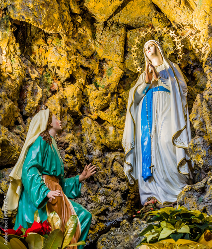 Canvas Print the Blessed Virgin Mary in the grotto at Lourdes