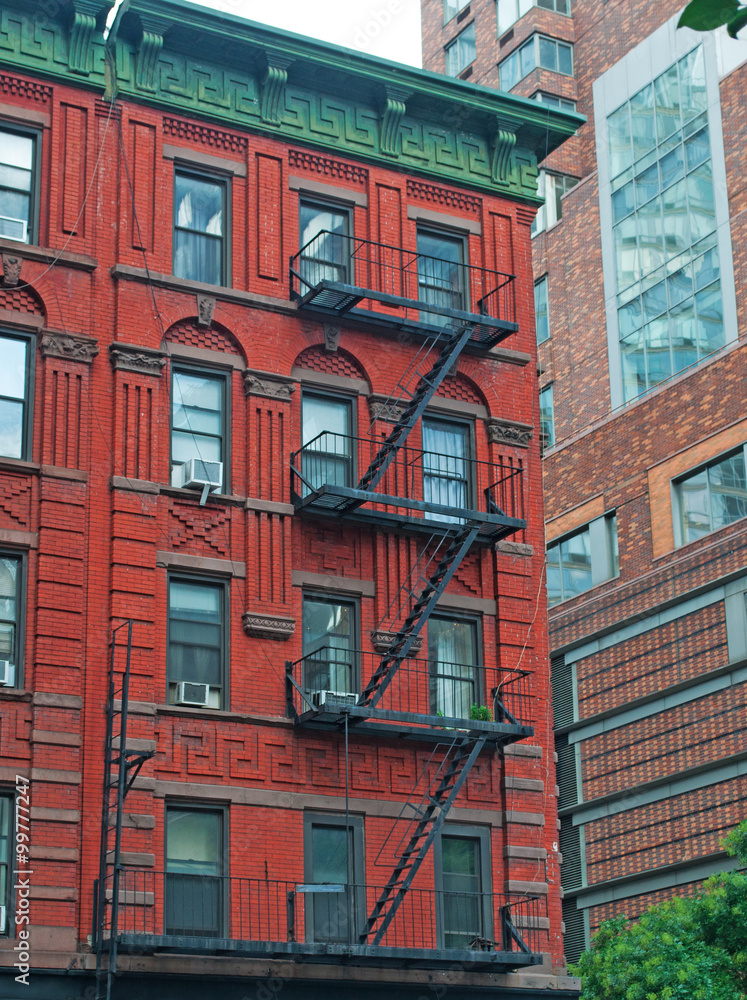 Una tipica casa newyorkese nel quartiere di Soho, scale antincendio, scalette di emergenza, ferro, ghisa, architettura