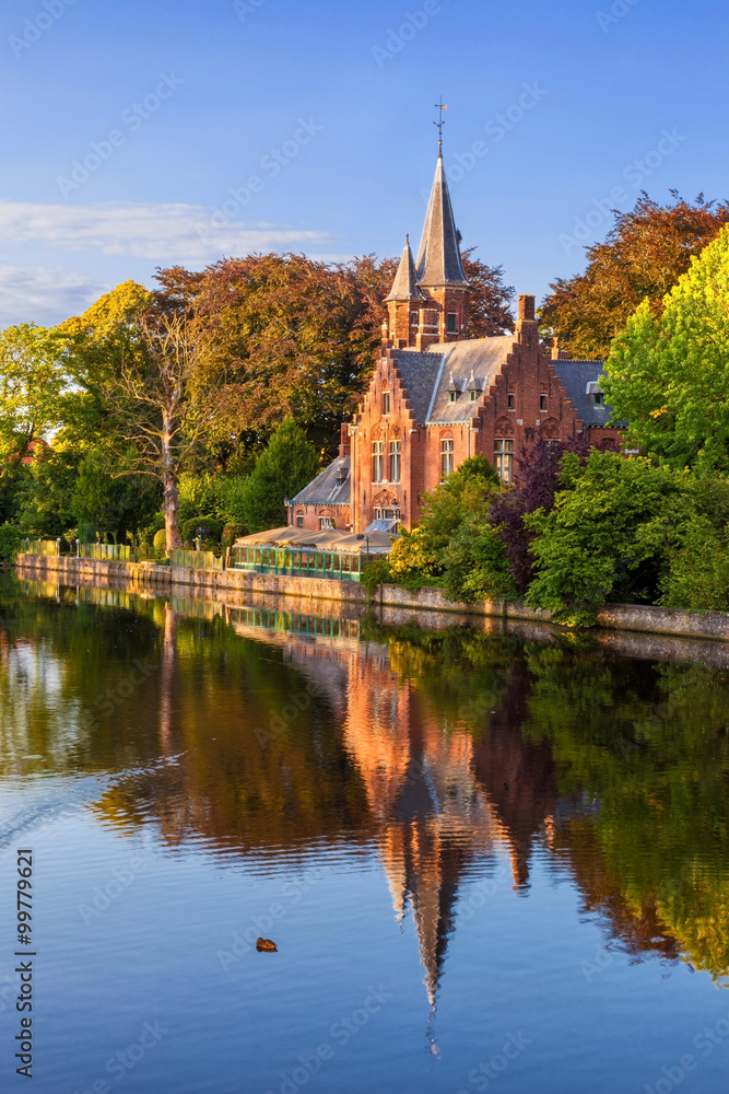 Fototapeta premium Brugia, Belgia: The Minnewater (lub Lake of Love), bajkowa scena