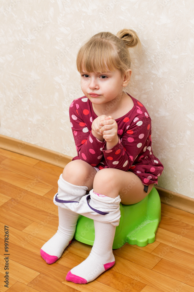 pee girl little Little girl pissing on the potty Stock 写真 | Adobe Stock