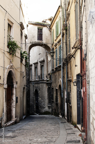 vicolo antico nel paese di Narni in Umbria, bel paese in provincia di Terni in Italia © passiflora70
