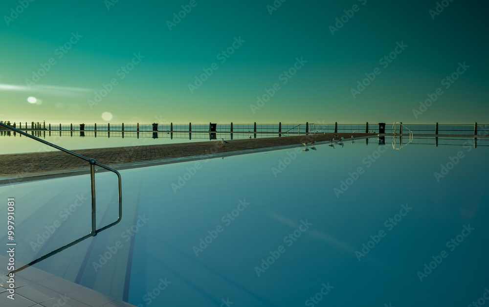 Fototapeta premium Outdoor-Swimminigpool am Meer