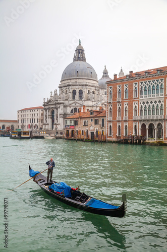 Obraz na płótnie Gondola at Grand Canal in front of basilica Di Santa Maria della w salonie