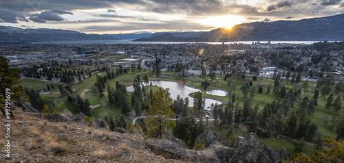 Obraz na płótnie overlooking the city of kelowna in BC canada