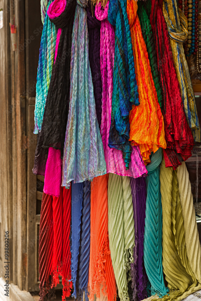 Venta de pañuelos de seda en colores vivos.