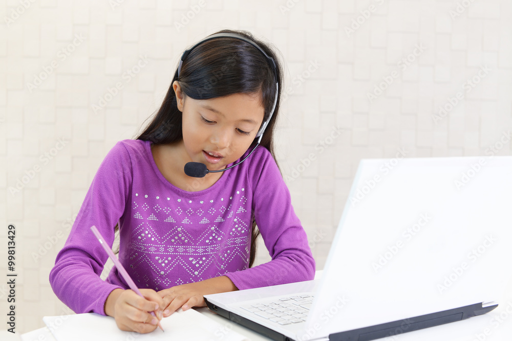 ノートパソコンで勉強中の女の子 ノートパソコンで勉強中の女の子