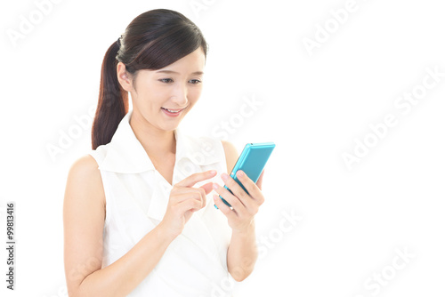 スマートフォンを持つ女性