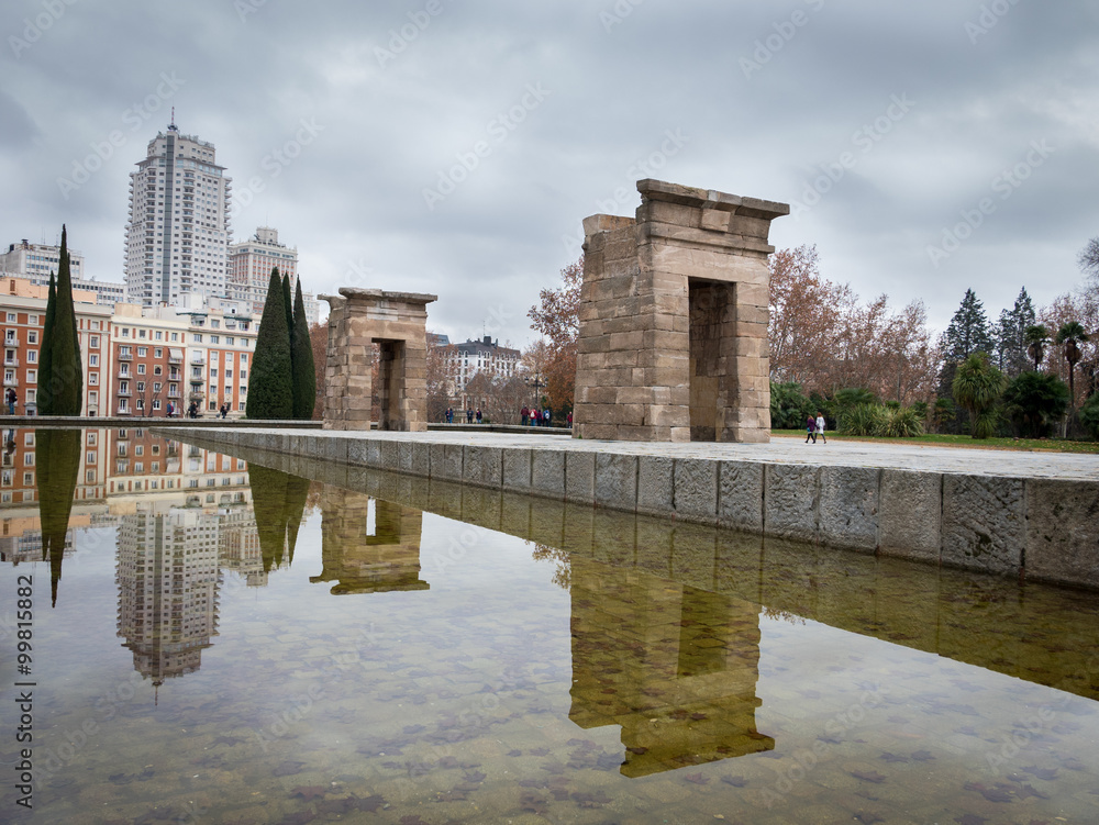 Obraz premium Temple of Debod against Madrid.