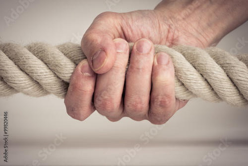 Foto Hand holding strong rope