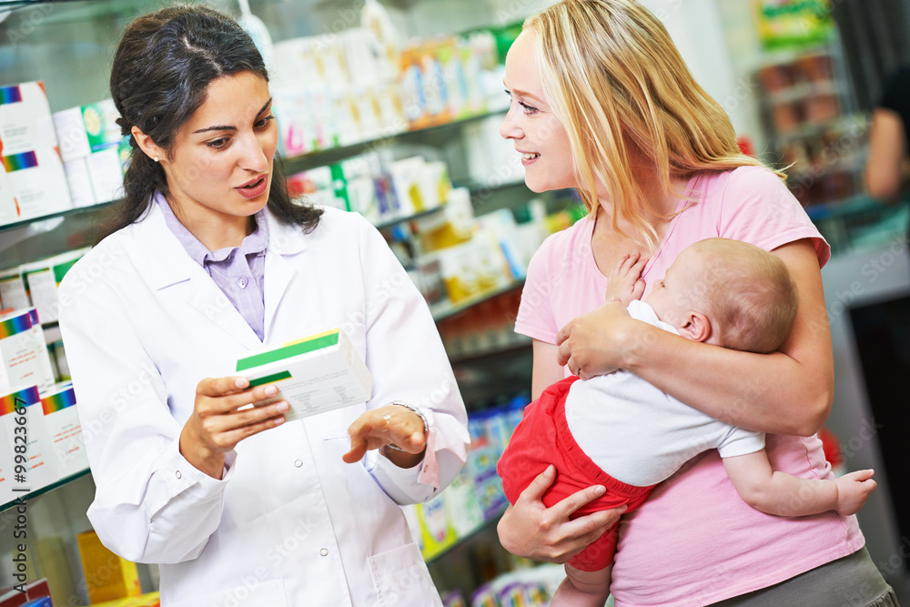 Obraz premium Pharmacy chemist, mother and child in drugstore