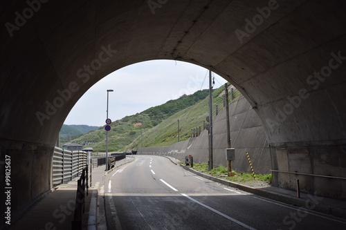 トンネル／山形県庄内地方の道路で、トンネルを撮影した写真です。 © FRANK