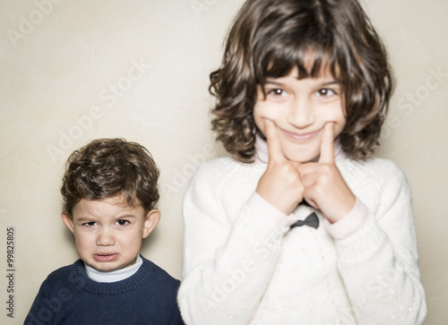 Photos Niño triste y niña alegre