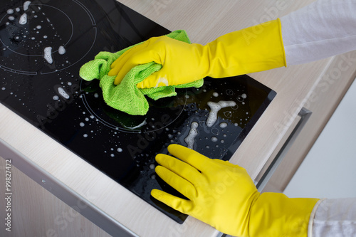 Φωτογραφία Induction hob cleaning