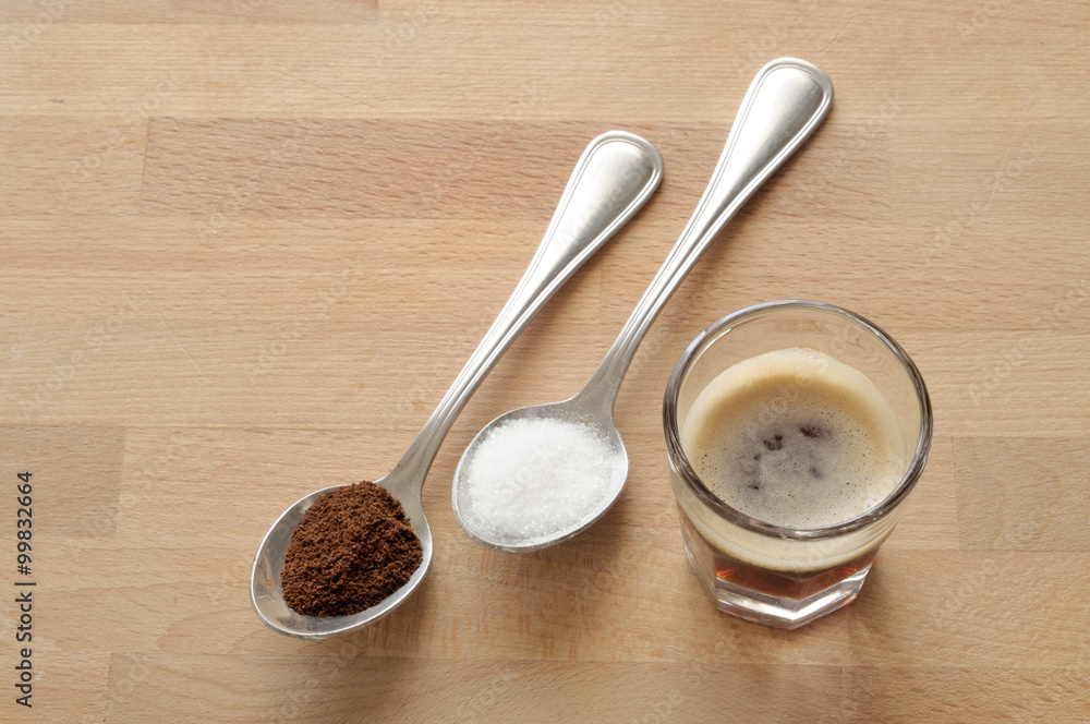 caffe su tavolo di legno, due cucchiaini con zucchero e polvere di caffe, vista dall'alto caffe su tavolo di legno, due cucchiaini con zucchero e polvere di caffe, vista dall'alto