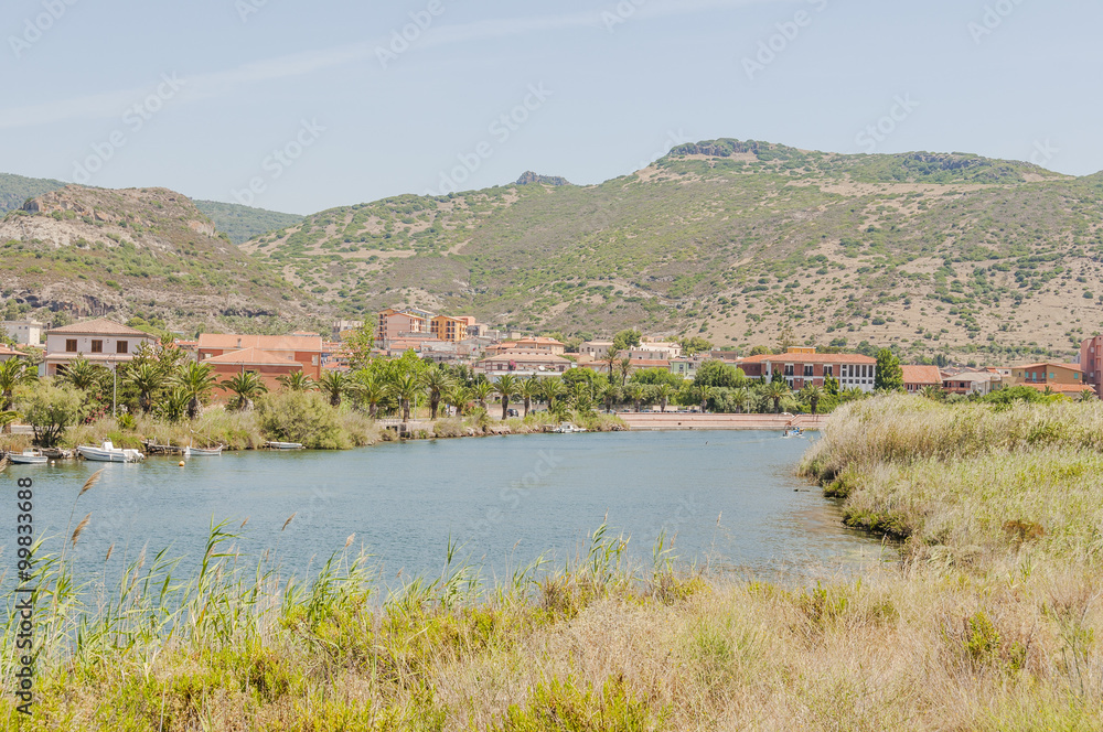 Fototapeta premium Bosa, Altstadt, Stadt, Fluss, Fluss Temo, Temobrücke, Ufer, Uferpromenade, Fischer, Badeferien, Sommer, Insel, Sardinien, Italien