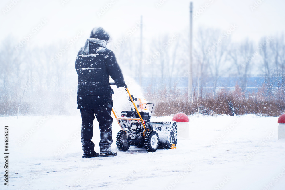 Obraz premium A man cleans snow