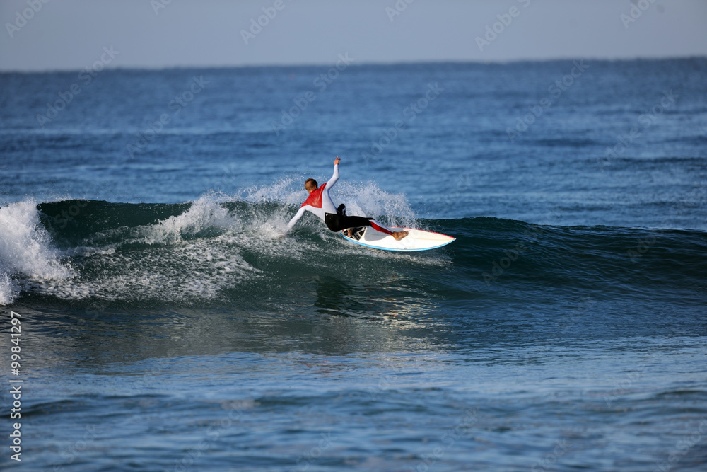Obraz premium Surfer in der welle