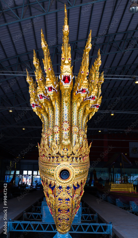 Obraz premium BANGKOK, THAILAND - JANUARY 10: Thai Royal Barge in Bangkok, Thailand on January 10, 2016. The Thai royal barges are used in the royal family during tradition reliogius procession to royal temple