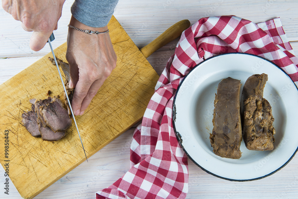 Cocinero O Chef Cortando En Lonchas Una Lengua De Cerdo Estofada Sobre La Tabla De Corte En La Mesa De La Cocina Stock Photo Adobe Stock Cocinero O Chef Cortando En Lonchas Una Lengua De Cerdo Estofada Sobre La Tabla De Corte En La Mesa De La Cocina Stock Photo Adobe Stock