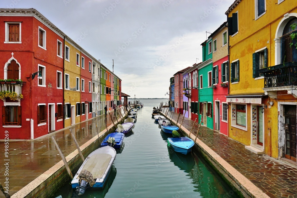 Fototapeta premium Colorful buildings in the village of Burano in the Venetian Laguna, Italy 
