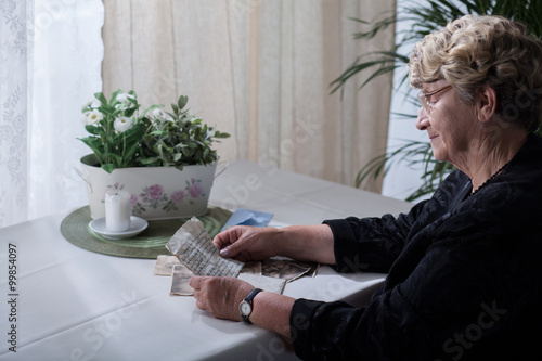 Fotografia Widow looking over memorabilia