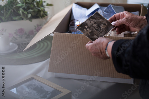 Εκτύπωση καμβά Widow packing things of husband