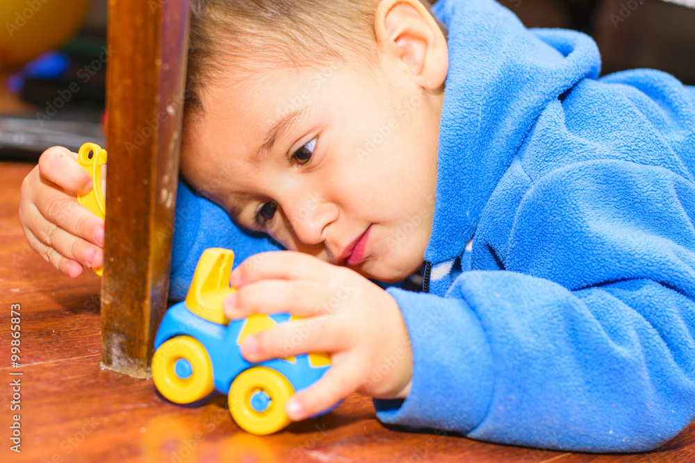 Obraz premium little boy playing