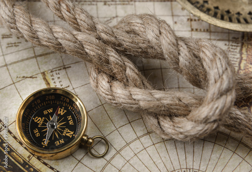 Fotografie Compass and marine knot
