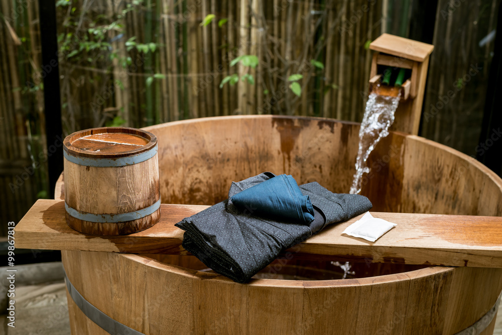 Obraz premium Onsen series : wooden bathtub with blue yukata