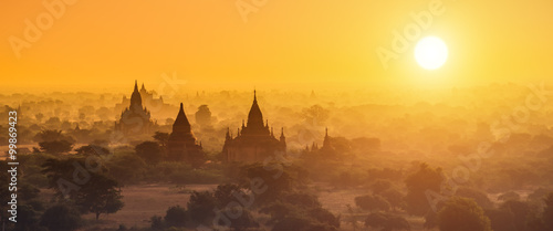Photo Panorama photography of Myanmar temples in Bagan at sunset