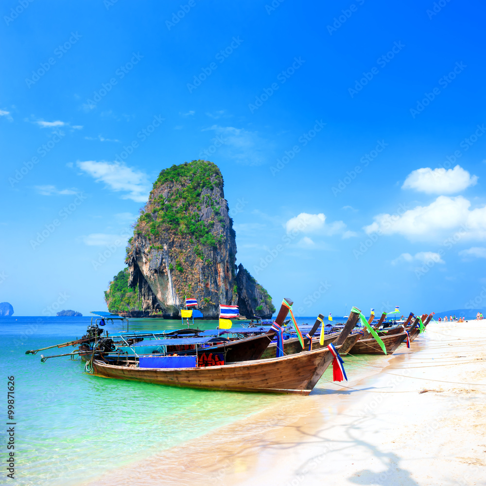 Obraz premium Many wooden boats on sandy beach of Thailand