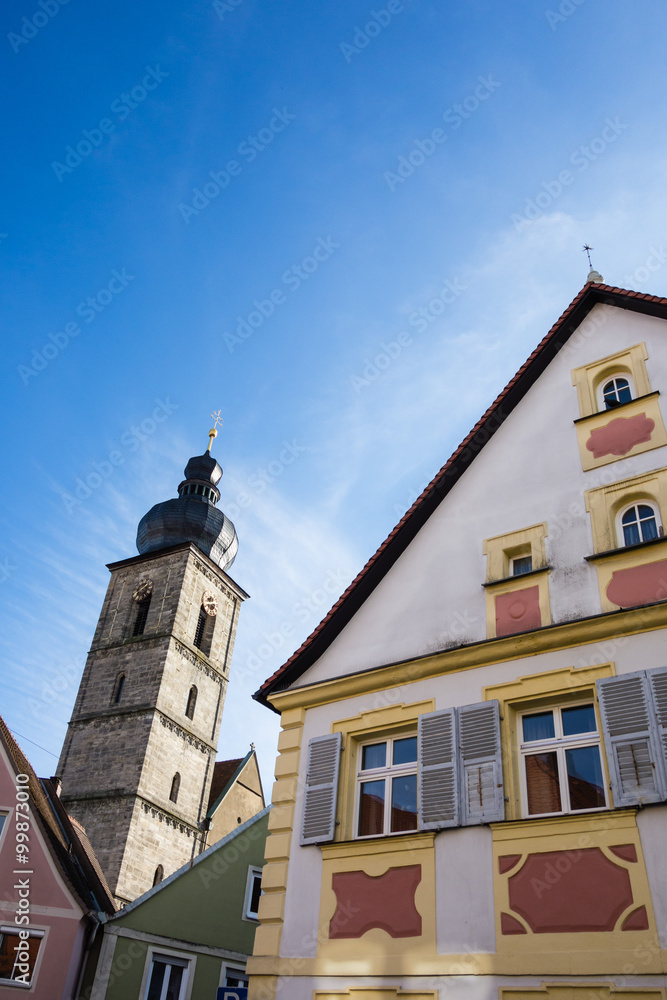 St. Martin Kirche in Forchheim im Hintergrund