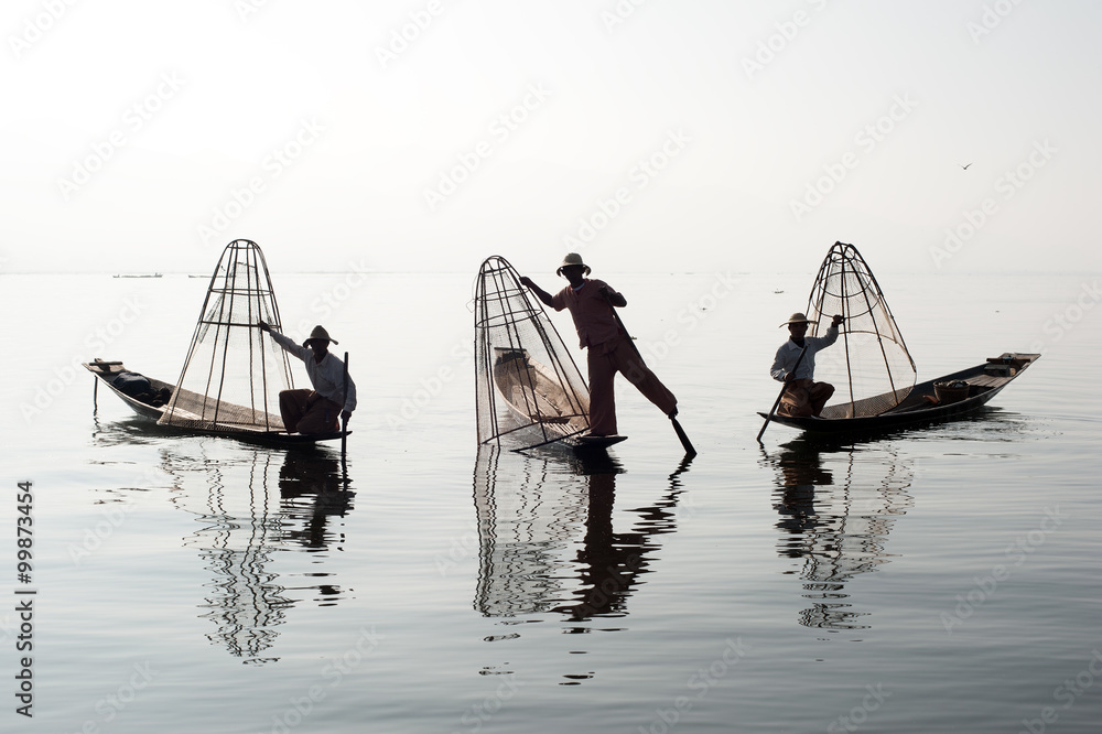 Naklejka premium Inle Lake Myanmar fishermen silhouettes on traditional wooden boats