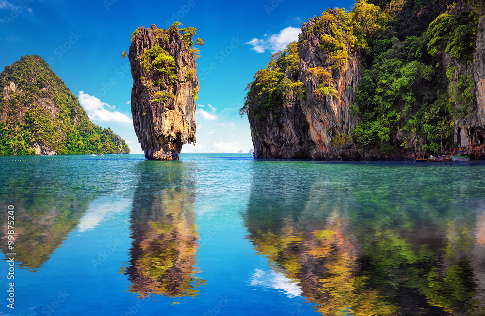 Naklejka premium Piękna natura Tajlandii. Wyspa Jamesa Bonda odbija się w wodzie w pobliżu Phuket