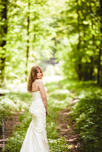 красивая молодая невеста в весеннем лесу