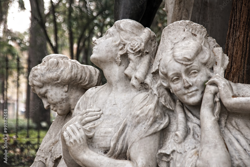 detalles del monumento dedicado al poeta Gustavo Adolfo Bécquer en la ciudad de Sevilla
