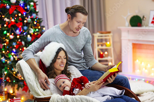 Christmas concept: happy fa...