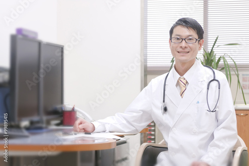診察室で患者を迎える男性医師