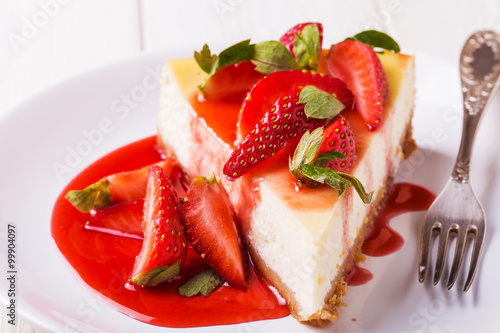 Delicious homemade cheesecake with strawberries