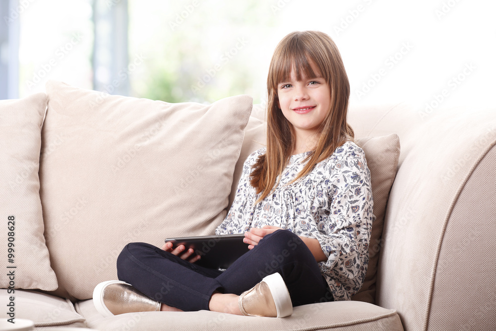 Obraz premium Little girl with digital tablet