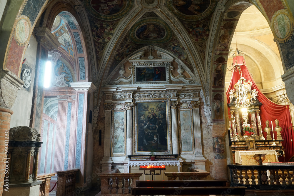 Obraz premium Wewnątrz kościoła Santa Maria del Sasso