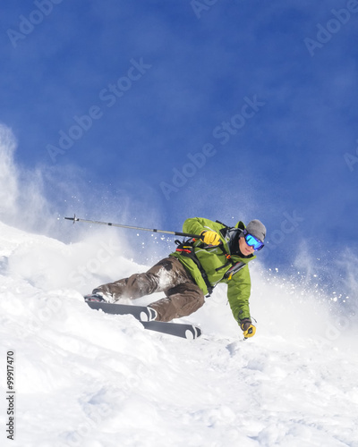 Könner auf Skiern im Gelände