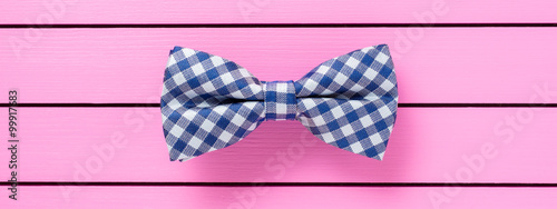 Fotografia Blue bow tie on pink background