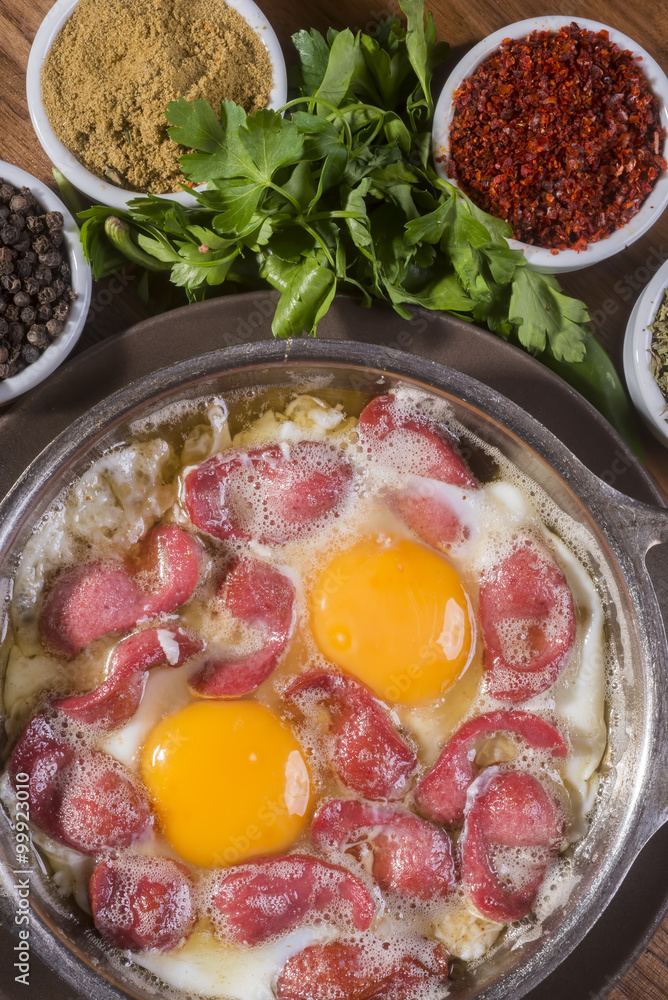 Sahanda Salamlı Yumurta Sahanda Salamlı Yumurta