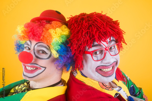 zwei lustige clowns lachen